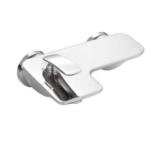 Chromfarbene Wannenfüllen- und Brausearmatur von Kludi mit flacher Oberfläche und seitlichem Bedienhebel zur Einstellung des Wasserflusses.